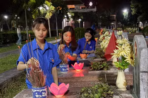 Đoàn viên thanh niên tỉnh Điện Biên thắp hương tưởng nhớ các Anh hùng liệt sỹ. 