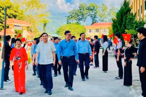 Ông Trần Quốc Cường, Bí thư Tỉnh ủy Điện Biên (bên trái, áo trắng) tới thăm và làm việc tại Trường PT DTNT THPT huyện Mường Chà (Điện Biên).