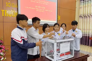 Trường THPT huyện Điện Biên quyên góp ủng hộ đồng bào bị ảnh hưởng bởi mưa lũ. 