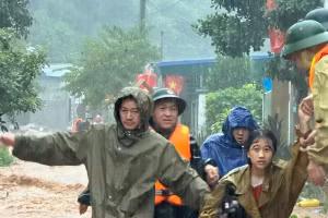 Cán bộ, chiến sĩ và lực lượng dân quân hỗ trợ người dân di tản. 