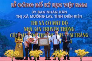 Trao chứng nhận xác lập kỷ lục Việt Nam cho thị xã Mường Lay.