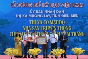 Trao chứng nhận xác lập kỷ lục Việt Nam cho thị xã Mường Lay.