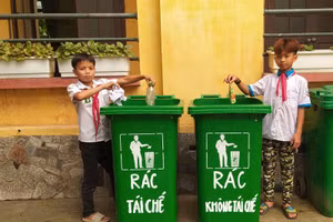 Hướng dẫn học sinh phân loại chất thải sinh hoạt.