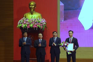 Lãnh đạo tỉnh Điện Biên tặng hoa và trao quyết định bổ nhiệm lãnh đạo xã, phường mới.
