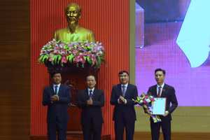 Lãnh đạo tỉnh Điện Biên tặng hoa và trao quyết định bổ nhiệm lãnh đạo xã, phường mới.