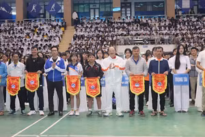 Ban Tổ chức trao cờ lưu niệm cho các đội tham gia thi đấu.