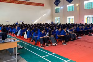 Ngày hội hướng nghiệp thu hút đông đảo học sinh trường PT DTNT THPT huyện Tuần Giáo tham gia.