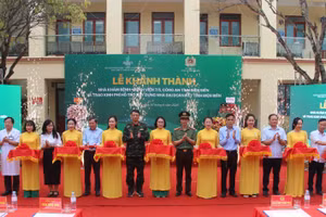 Các đại biểu cắt băng khánh thành Nhà khám bệnh Bệnh viện 7/5.