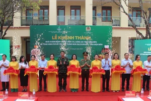 Các đại biểu cắt băng khánh thành Nhà khám bệnh Bệnh viện 7/5.