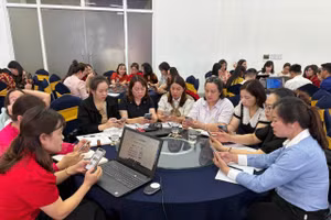 Các học viên chăm chú tập làm quen với việc sử dụng website thư viện số.