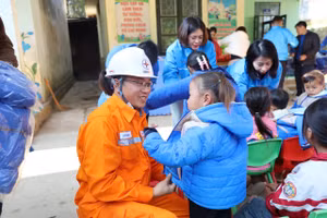 PC Điện Biên trao tặng áo ấm cho học sinh xã Xá Nhè và Tủa Chùa.