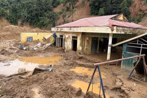 Trận mưa lũ cuối tháng 7, đầu tháng 8/2025, đã khiến nhiều trường học vùng cao tỉnh Điện Biên trở nên hoang tàn, đổ nát. Lớp học sập mái, đồ dùng bị cuốn trôi, 7 học sinh thiệt mạng… 