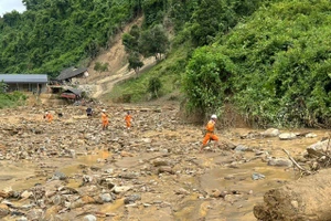 Công nhân Công ty điện lực Điện Biên khắc phục sự cố do mưa lũ lớn gây ra. 