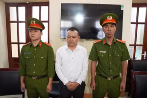 Bùi Thái Hoàng, Giám đốc Công ty TNHH Tư vấn và Đào tạo bảo hiểm Hoàng Phong tại cơ quan chức năng. Ảnh: công an TP Điện Biên Phủ