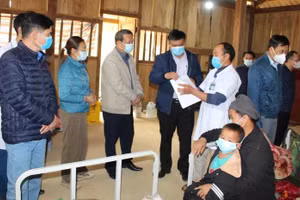 Sở Y tế Điện Biên kiểm tra công tác điều trị, chăm sóc bệnh nhân mắc bệnh sởi ở xã Pú Xi, huyện Tuần Giáo. 