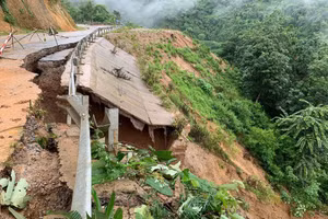 Một điểm sạt lở nghiêm trọng trên tuyến Quốc lộ 4H thuộc tỉnh Điện Biên.