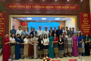 Đại diện lãnh đạo các sở, ban, ngành tỉnh Điện Biên và đại diện lãnh đạo 3 tỉnh Bắc Lào chụp ảnh lưu niệm.