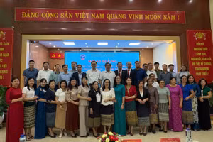 Đại diện lãnh đạo các sở, ban, ngành tỉnh Điện Biên và đại diện lãnh đạo 3 tỉnh Bắc Lào chụp ảnh lưu niệm.