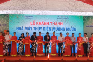 Các đại biểu thực hiện nghi thức cắt băng khánh thành Nhà máy thủy Điện Mường Mươn.