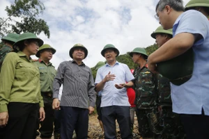 Bí thư Tỉnh ủy Điện Biên Trần Quốc Cường (áo sọc trắng đen đứng giữa) đến khu vực mưa lũ trực tiếp chỉ đạo địa phương khắc phục hậu quả.