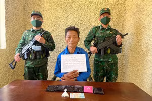 Sùng Súa Cở và tang vật. Ảnh: Anh Dũng