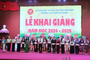 Vinh danh và khen thưởng các sinh viên đạt thành tích cao năm học 2023 - 2024.