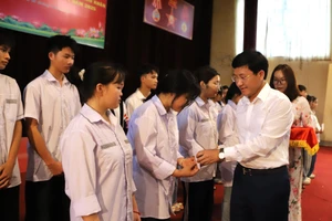 Ông Mùa A Vảng trao hỗ trợ cho học sinh có hoàn cảnh khó khăn của Trường PTDTNT tỉnh Điện Biên.