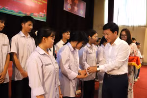 Ông Mùa A Vảng trao hỗ trợ cho học sinh có hoàn cảnh khó khăn của Trường PTDTNT tỉnh Điện Biên. 
