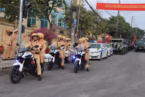 Các lực lượng diễu hành trên các tuyến đường trung tâm TP Điện Biên Phủ.