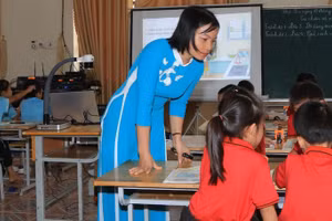 Cô giáo Nguyễn Thị Chuyên luôn hết lòng tận tụy với các em học sinh. 