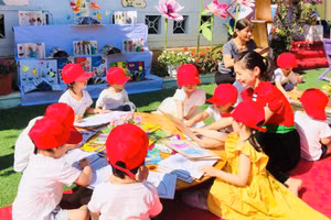 Học sinh Trường Mầm non xã Pom Lót (Điện Biên) đọc sách tại chương trình.