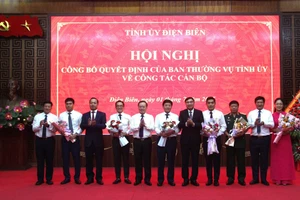 Lãnh đạo tỉnh Điện Biên tặng hoa chúc mừng các cán bộ được điều động, bổ nhiệm chức vụ mới.