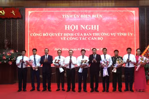 Lãnh đạo tỉnh Điện Biên tặng hoa chúc mừng các cán bộ được điều động, bổ nhiệm chức vụ mới.