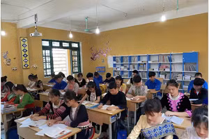 Học sinh dân tộc thiểu số trong giờ học.