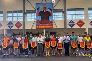 Ban tổ chức trao cờ lưu niệm cho các đội tham gia giải đấu.