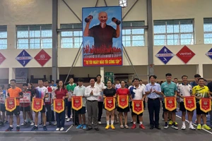 Ban tổ chức trao cờ lưu niệm cho các đội tham gia giải đấu.