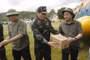 Phó Thủ tướng Trần Hồng Hà (ngoài cùng, bên phải) vận chuyển hàng cứu trợ. 