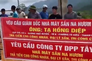 Công nhân, người lao động căng băng rôn yêu cầu Công ty TNHH DPP Tây Bắc thanh toán công nợ.