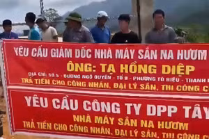 Công nhân, người lao động căng băng rôn yêu cầu Công ty TNHH DPP Tây Bắc thanh toán công nợ. 