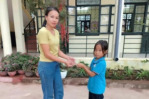 Em Thào Thị Dùa trả lại vòng vàng cho người đánh rơi.