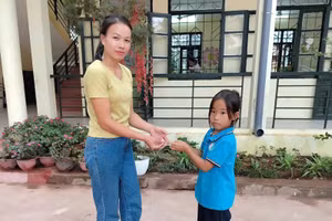 Em Thào Thị Dùa trả lại vòng vàng cho người đánh rơi.