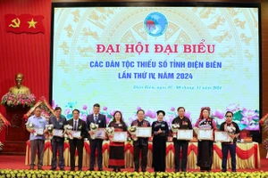 Trao Bằng khen và Kỷ niệm chương của Bộ trưởng, Chủ nhiệm Ủy ban Dân tộc cho các tập thể, cá nhân có thành tích xuất sắc trong thực hiện công tác, chính sách dân tộc. 