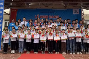 Vinh danh và khen thưởng các giáo viên, học sinh có thành tích xuất sắc trong năm học 2023 - 2024. 