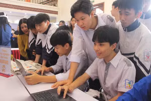 Các em học sinh Trường THPT Chuyên Lê Quý Đôn (Điện Biên) tham gia trải nghiệm lập trình Scratch tại ngày hội AI.