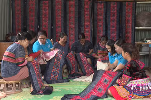 Mô hình thêu, may thổ cẩm dân tộc Mông của chị em phụ nữ bản xã Nà Bủng.