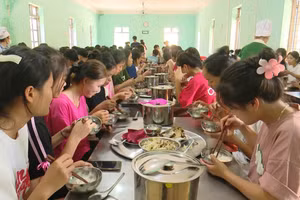 Mô hình “ăn bằng mâm” giúp các em cảm thấy ấm áp và hạnh phúc như ở chính gia đình của mình.