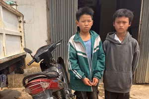 Cặp đôi "trộm nhí" Lò Đức Khang, Sùng A Sỉ khai bị bắt giữ cùng tang vật. (Ảnh: CACC)