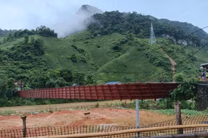 Cây cầu treo bị đứt cáp tại bản Pa Xa Lào, xã Thanh Yên (Điện Biên).