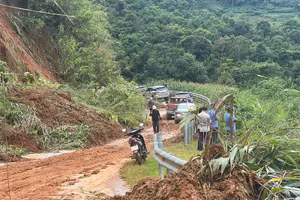 Quốc lộ 12, tuyến đường huyết mạch kết nối khu vực, xuất hiện nhiều điểm sạt lở nghiêm trọng, gây ách tắc giao thông.
