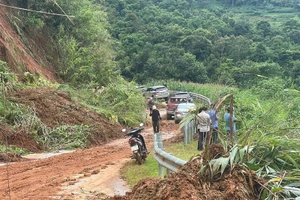 Quốc lộ 12, tuyến đường huyết mạch kết nối khu vực, xuất hiện nhiều điểm sạt lở nghiêm trọng, gây ách tắc giao thông.